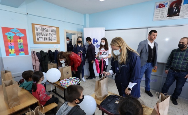 CarrefourSA çalışanlarından ihtiyaç sahibi okula kırtasiye ve bilgisayar desteği