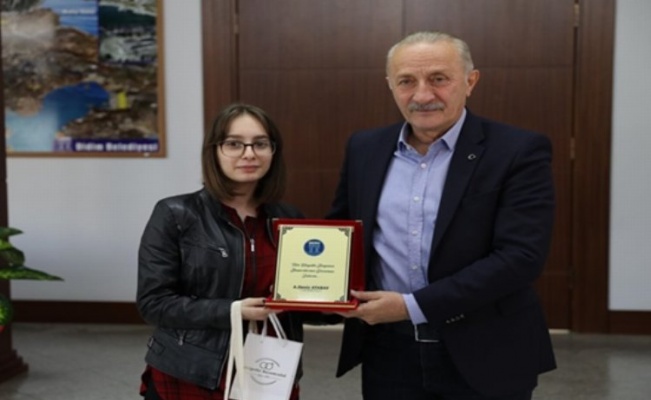 Didim  Belediyesi'nden TEKNOFEST Şampiyonu Cemre'ye plaket 