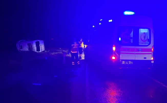 Edirne'de düzensiz göçmenleri taşıyan minibüsün devrilmesi sonucu 16 kişi yaralandı