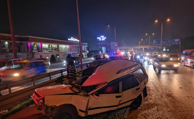 Gebze'de otomobil arıza yapan araca çarptı, 2 kişi yaralandı