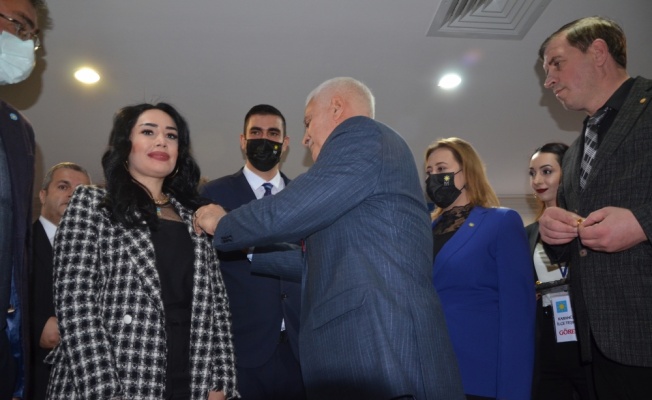 İYİ Parti Genel Başkan Yardımcısı Aydın, Kocaeli'de partisine katılanlara rozet taktı