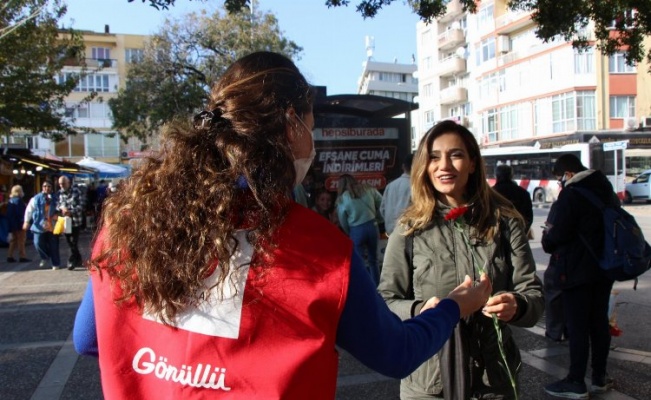 İzmir Buca'da Kızılay'dan kadınlara sürpriz 