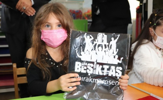 İzmir Karabağlar'da çocuklara hediyeler dağıtıldı 