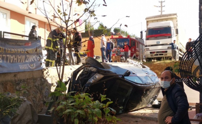 Kocaeli'de bahçeye devrilen otomobildeki 3 kişi yaralandı