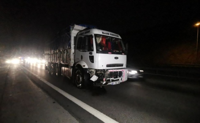 Kocaeli'de otomobil ile kamyonun çarpıştığı kazada 5 kişi yaralandı