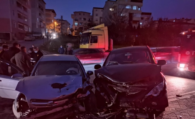 Kocaeli'de pikapla çarpışan otomobilin sürücüsü yaralandı
