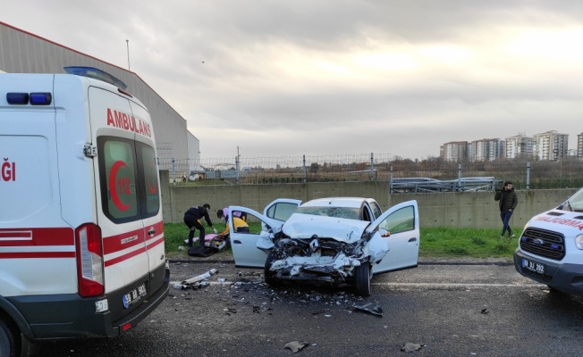 Tekirdağ'da otomobil ile minibüsün çarpıştığı kazada 5 kişi yaralandı