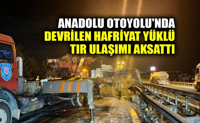 Anadolu Otoyolu'nda devrilen hafriyat yüklü tır ulaşımı aksattı