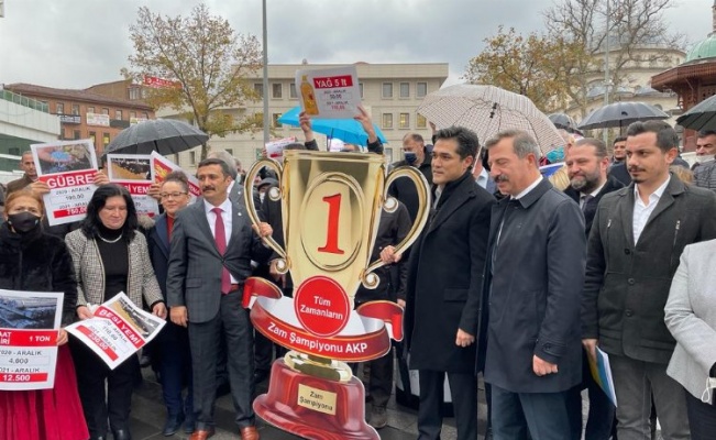 Bursa'da İYİ Partililer AK Parti'ye 'kupa' verdi!