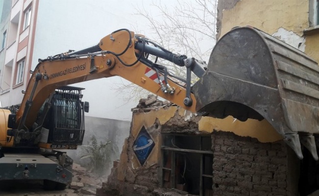 Bursa Osmangazi'de metruk bina yıkıldı 