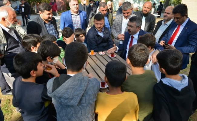 Bursa Yıldırım'da Başkan Yılmaz mahalle sakinlerini dinliyor