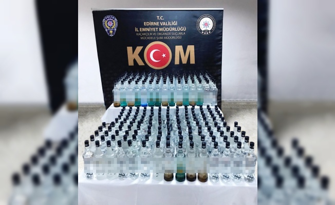 Edirne'de bir otomobilde 260 şişe sahte içki ele geçirildi