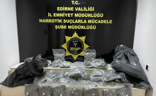 Edirne'de yol kenarında bulunan uyuşturucunun izini süren polis 4 şüpheliyi yakaladı