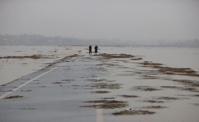 Ergene Nehri'nin yatağından taşması nedeniyle bazı köy yolları ulaşıma kapandı