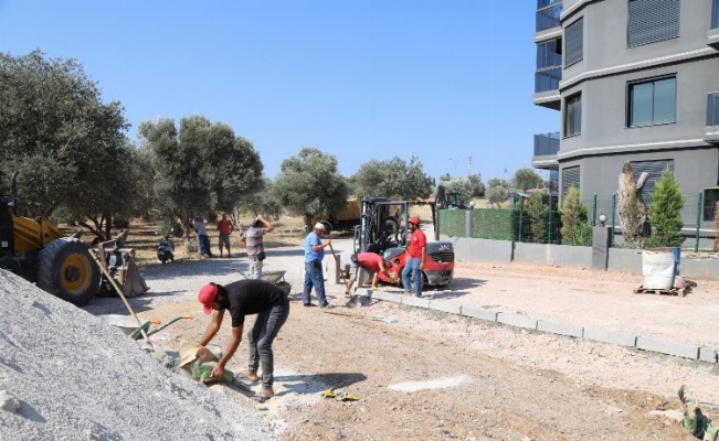 İzmir Menderes'te yollarda üst yapı çalışması