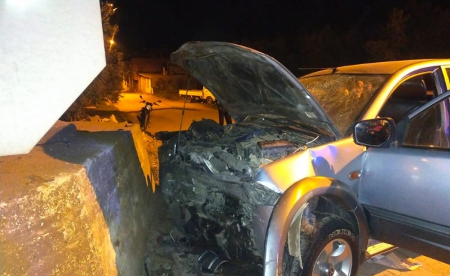 İznik'te bir aracın duvara çarpması sonucu 5 kişi yaralandı