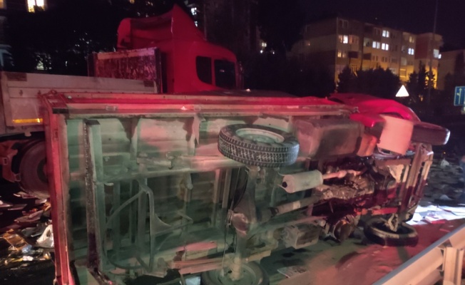 Kocaeli'de devrilen hurda kağıt yüklü kamyonet D-130 kara yolunda trafiği aksattı