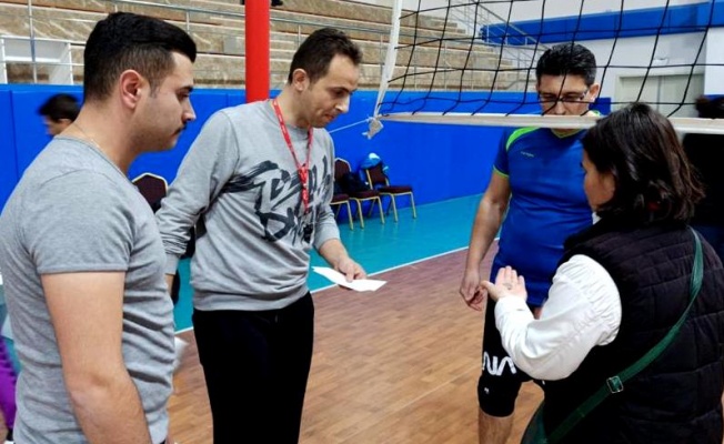 Lapseki'de kurumlar arası voleybol turnuvası başladı