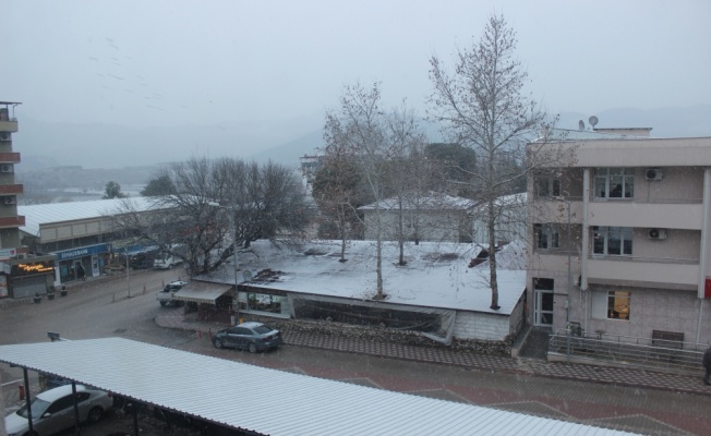 Osmaneli'nde mevsimin ilk kar yağışı etkili oldu