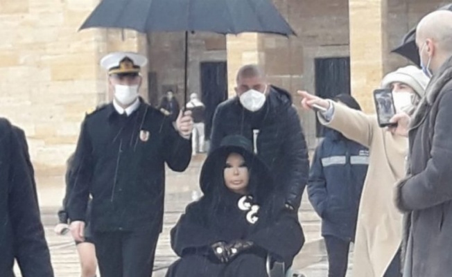 Anıtkabir'de Bülent Ersoy'a şemsiye tutan Komutan görevden alındı