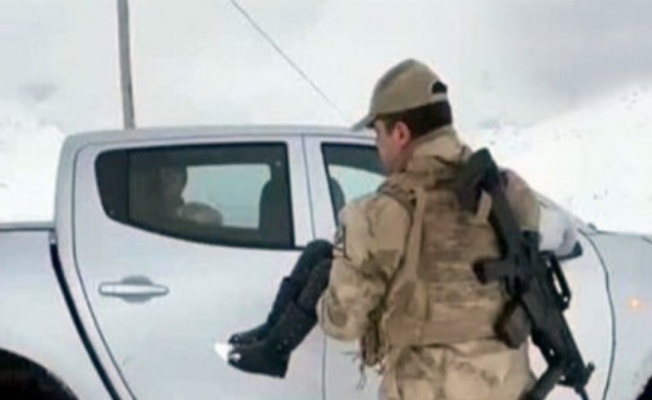 Bitlis'te Jandarma karda mahsur kalan 10 kişiyi kurtardı