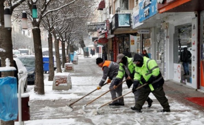 Bursa İnegöl'de kaldırımlar kar ve buzdan temizleniyor 