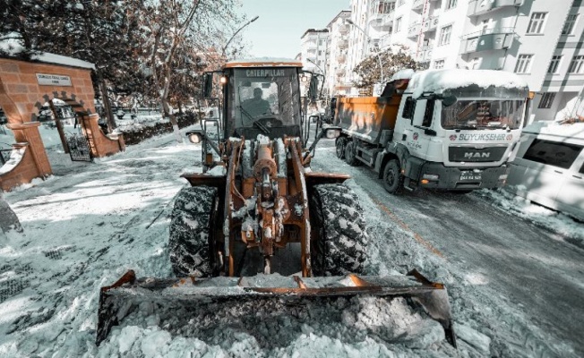 Malatya'da ana arterlerde kar kaldırma çalışmaları devam ediyor 