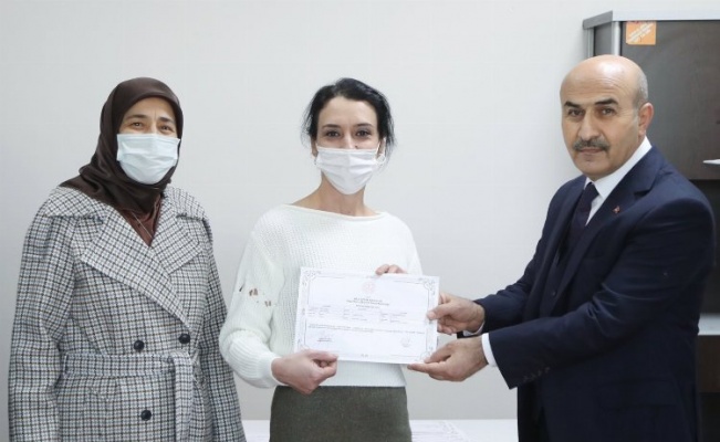 Mardin'de başarılı kursiyerler sertifikalarını Vali Demirtaş’tan aldı 