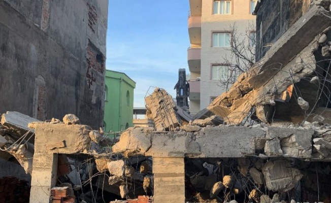 Bursa Osmangazi'de 4 katlı kaçak ev yıkıldı
