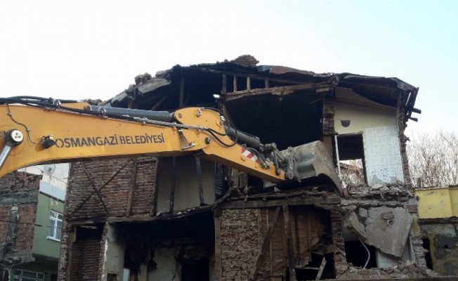 Bursa Osmangazi'de tehlike arz eden metruk bina yıkıldı 