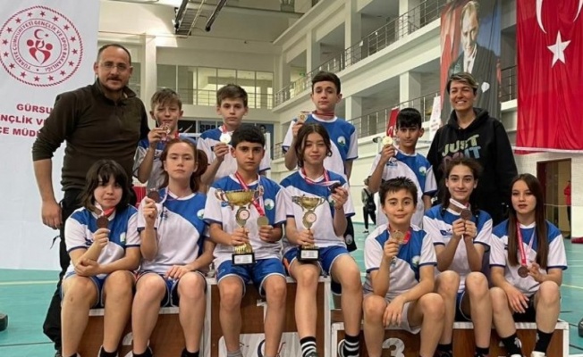 Bursa Osmangazi'de okul sporlarında çifte başarı