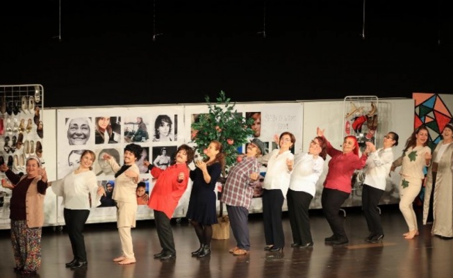 İzmir Güzelbahçe'de 'Kadınlık Bizde Kalsın' sahnelendi 