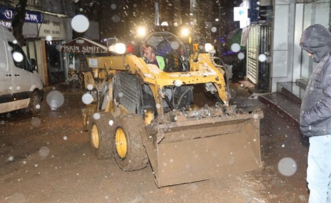İzmit Belediyesi, Fethiye Caddesi’nde kar kış demeden gece mesaisi yapıyor