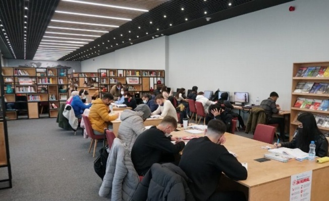 Kocaeli İzmit Belediyesi Kütüphanesine vatandaşlardan yoğun ilgi