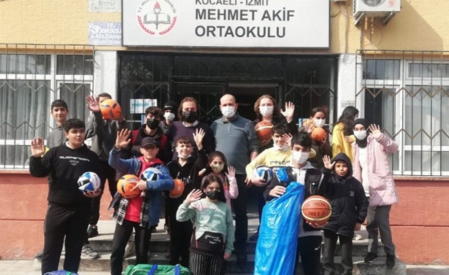 Kocaeli İzmit Belediyesinin spor malzeme desteğiyle öğrencilerin dersleri renkleniyor