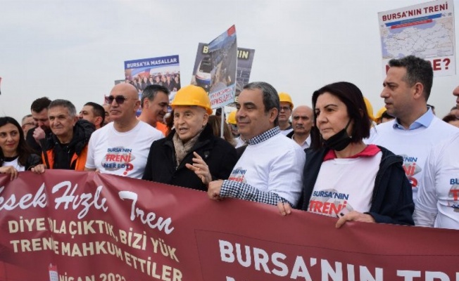 Bursa'da CHP'liler hızlı tren için 23 kilometre yürüdüler
