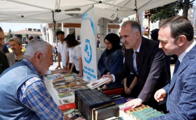 Bursa İnegöl'de Dünya Kitap Hediye Etme Gününde 2 bin kitap dağıtıldı