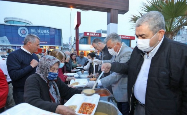 İzmir Güzelbahçe'de iftar yemeği verildi