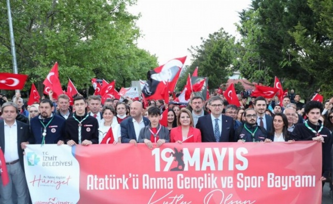 Kocaeli İzmit'te 19 Mayıs Gençlik Yürüyüşüne binlerce vatandaş katıldı