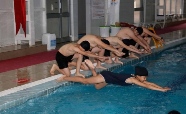 Adana’da gençler yaz-kış yüzme kursu