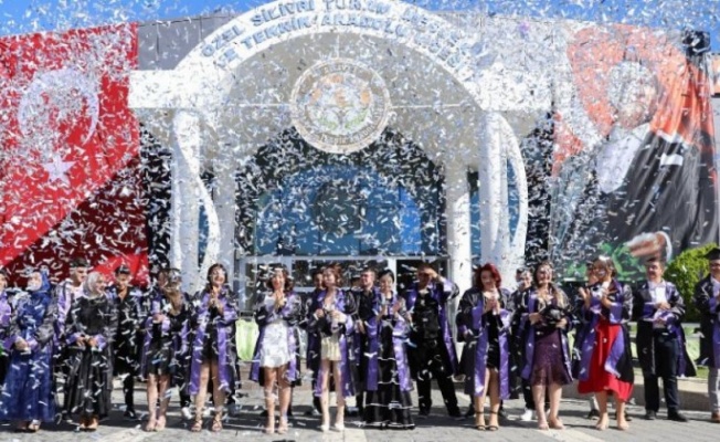 İstanbul'da TÜRAM'da mezuniyet sevinci