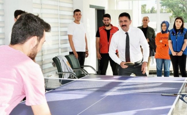 Kırıkkale Valisi öğrencilerle masa tenisi oynadı