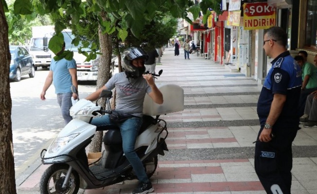 Manisa Zabıtası'ndan kaldırımlarda motosiklet denetimi