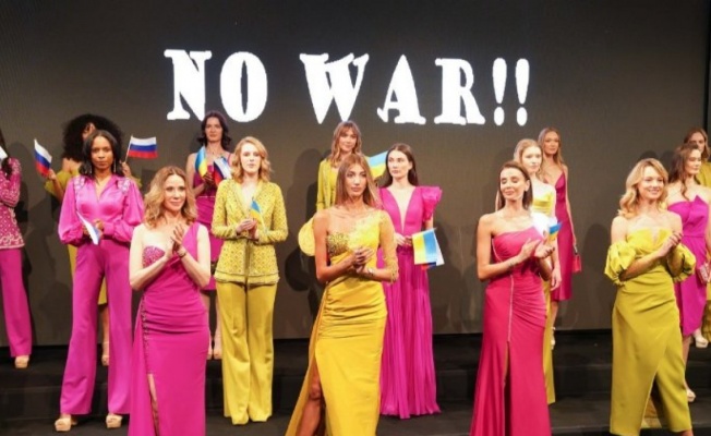 Ünlü mankenlerden podyumda 'savaşa hayır' mesajı