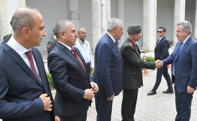 Adana Valisi vatandaşlarla bayramlaştı