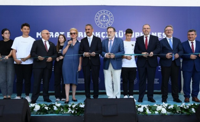 Bakan Özer'den Beşiktaş'ta kütüphane açılışı