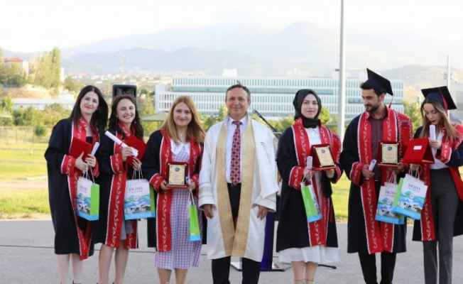 ERÜ Edebiyat Fakültesi’nde mezuniyet coşkusu