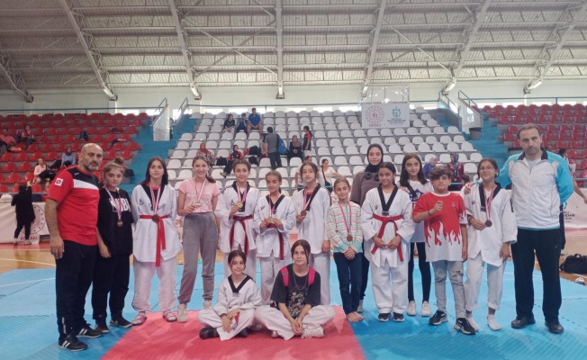 Gölcük Belediyesporlu 7 taekwondocu Türkiye Şampiyonası'nda mücadele edecek