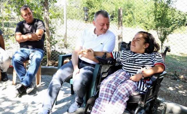 Kocaeli'de Spina Bifida hastası Aslıhan'ı duygulandıran ziyaret