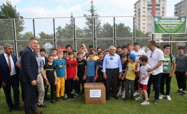 Memduh Büyükkılıç'tan amatör kulüplere destek